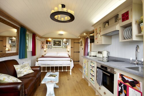 Luxury Shepherd Hut- The Studio