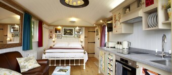 Luxury Shepherd Hut- The Studio