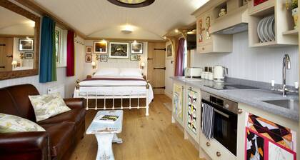 Luxury Shepherd Hut- The Studio