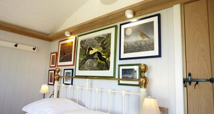 Luxury Shepherd Hut- The Studio