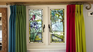 Una ventana con vidrieras que representan flores y frutas.
