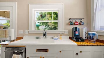 House, 3 Bedrooms | Private kitchen