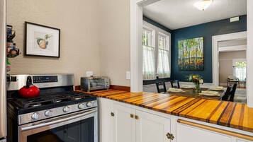House, 3 Bedrooms | Private kitchen | Fridge, oven, coffee/tea maker, toaster