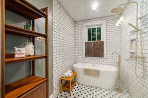 House, 3 Bedrooms | Bathroom - Elizabeth Page House - Charming & Modern Bungalow 3 Bedroom Home (Springfield)