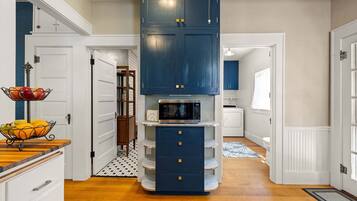 House, 3 Bedrooms | Private kitchen | Fridge, oven, coffee/tea maker, toaster