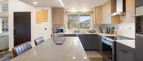 Maison, 2 chambres | Cuisine privée | Réfrigérateur, four, cafetiÚre/bouilloire, grille-pain