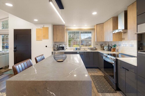Zen Den - 10 Minutes To Autzen & Downtown 2 Bedroom Home
