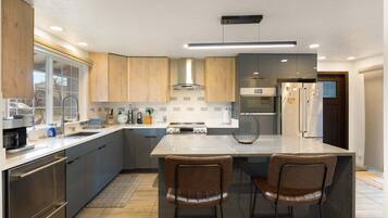 House, 2 Bedrooms | Private kitchen