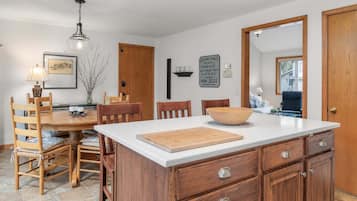 House, 4 Bedrooms | Dining