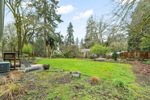 House, 4 Bedrooms | Property grounds - Oakway Oasis - 6 Minutes To Autzen 4 Bedroom Home (Eugene)