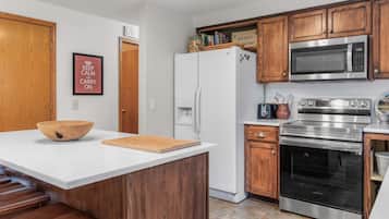 House, 4 Bedrooms | Private kitchen