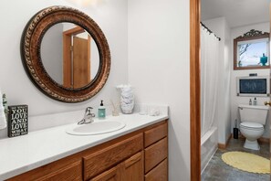 House, 4 Bedrooms | Bathroom - Oakway Oasis - 6 Minutes To Autzen 4 Bedroom Home (Eugene)