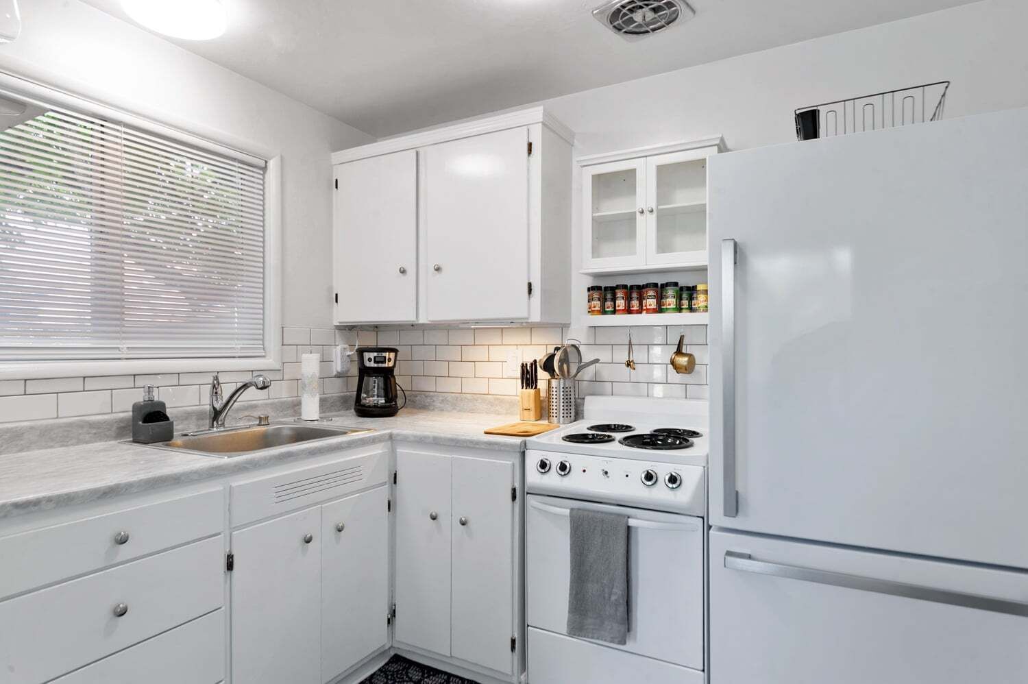 Studio, 1 Bedroom | Private kitchen