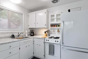 Studio, 1 Bedroom | Private kitchen