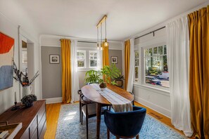 House, 3 Bedrooms | Tempat makan