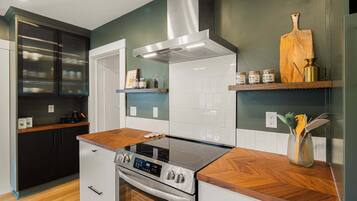 House, 3 Bedrooms | Private kitchen