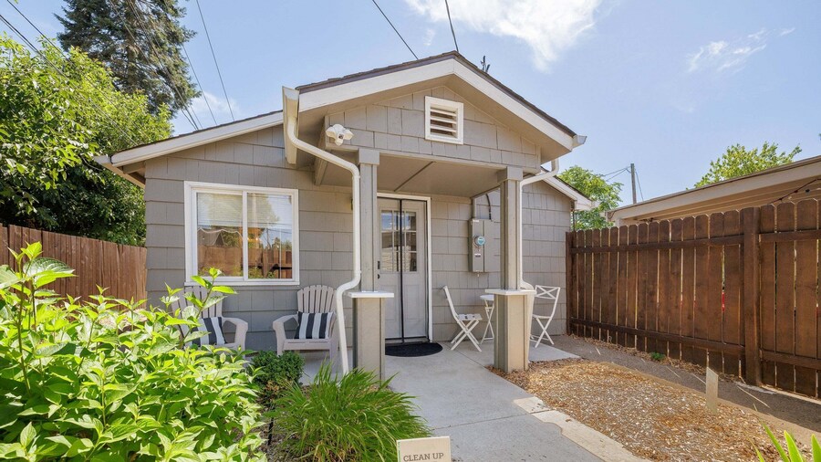 Cozy Casita - Minutes To Autzen & Downtown 1 Bedroom Home