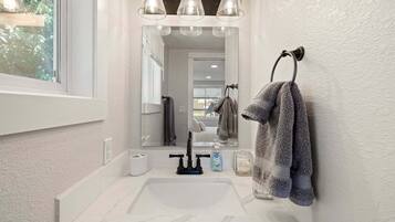 Nhà, 1 phòng ngủ | Phòng tắm