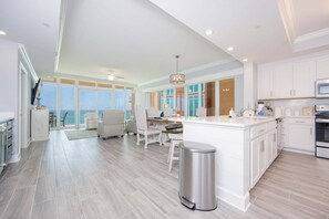 Apartment, 4 Schlafzimmer | Eigene Küche | Kühlschrank, Ofen, Wasserkocher mit Kaffee-/Teezubehör