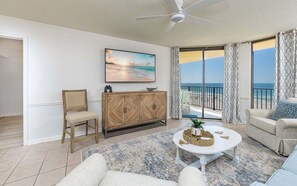 Condo, 2 quartos | Área de estar