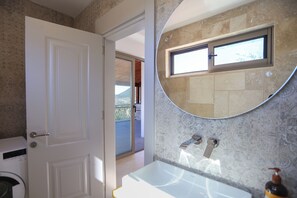 Villa, uitzicht op bergen | Badkamer