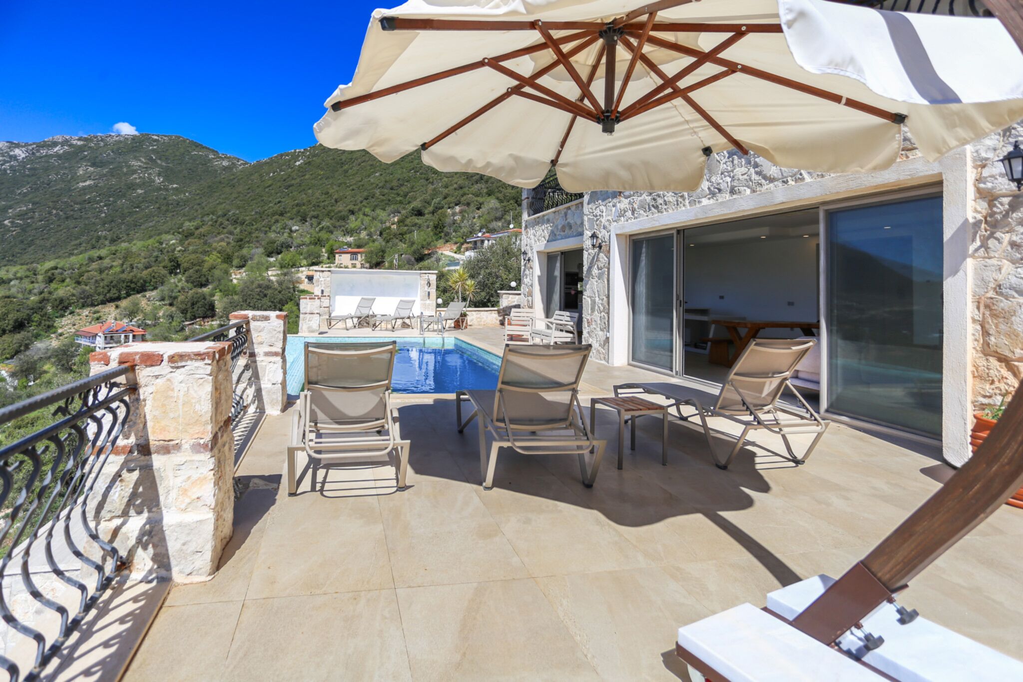 Villa, vistas a la montaña | Restaurante al aire libre