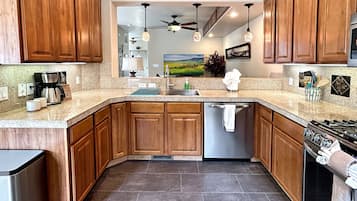 Townhome, 3 Bedrooms | Private kitchen