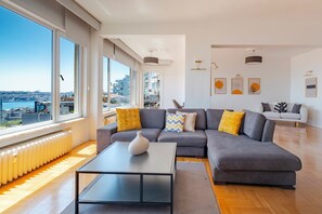 Living area - 5BR Bosphorus View with Balcony - Elevator - Central Location - 2 Bathrooms (İstanbul)