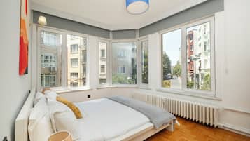 5 bedrooms, iron/ironing board, WiFi, bed sheets