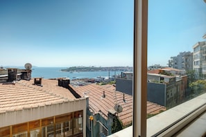 Ein Hochhaus mit Blick auf das Meer und die Stadtlandschaft.