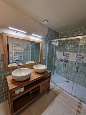 Eco-friendly toiletries, hair dryer, towels, soap - Mas Fauvette - Villa with Seaview (Argelès-sur-Mer)