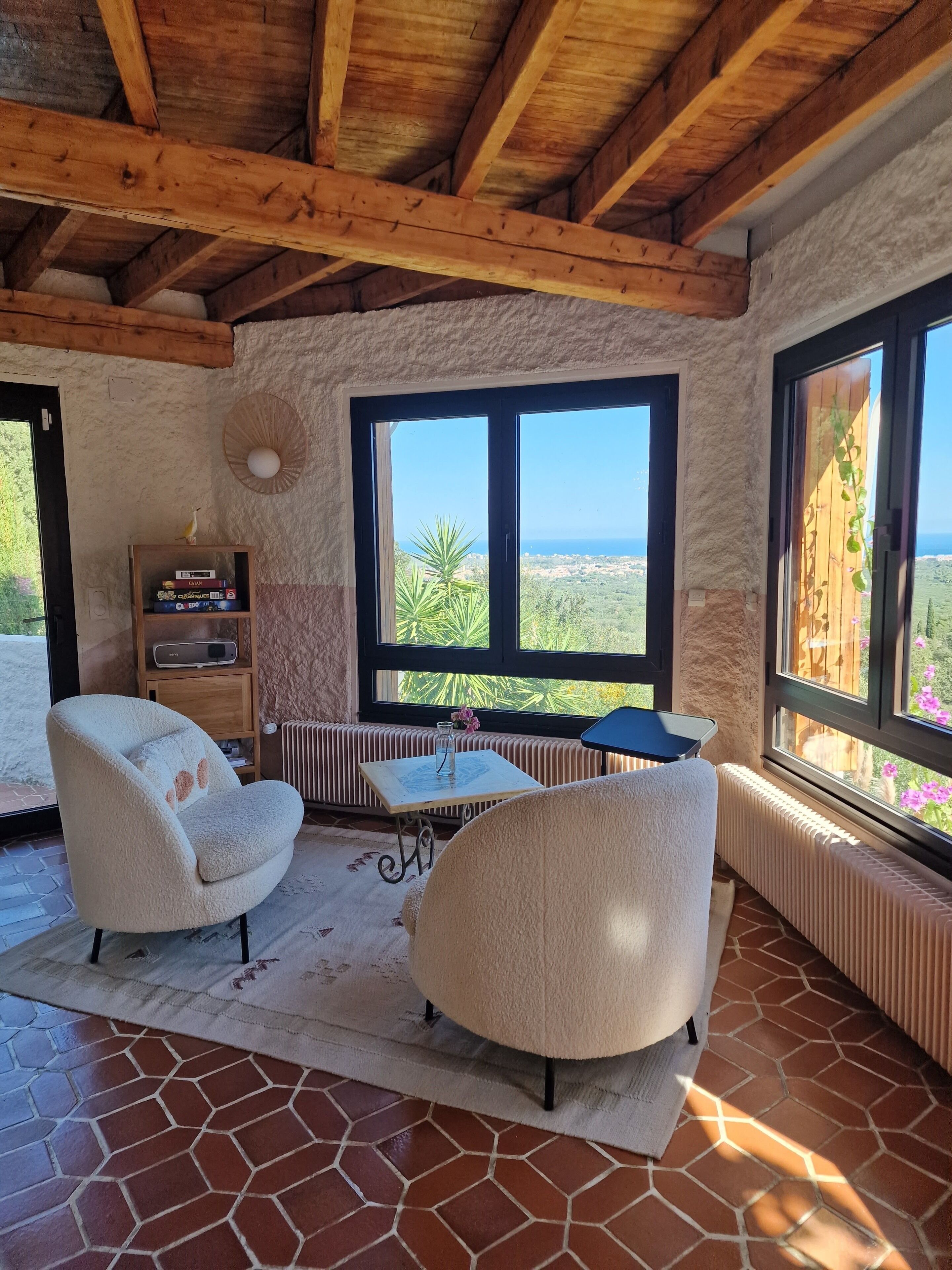 Una televisión, una chimenea, libros, un reproductor estéreo