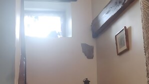 Una escalera de madera con un farol en el rellano.