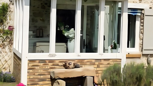 Una casa con porche cubierto, chimenea y macetas.