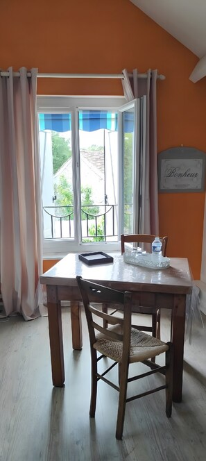 Dining - Chambre d’hôtes “Chambre Orange” with Shared Terrace, Garden, and Wi-Fi (Sermaise)
