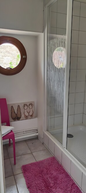 Shower, hair dryer, towels - Guest Room “Chambre Rose” with Shared Terrace, Communal Garden and Wi-Fi (Sermaise)