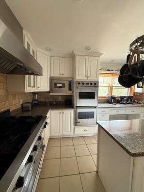 Private kitchen - Fantastic 11-bedroom/ 13- bath lodge in Eminence (Eminence)