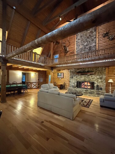 Fantastic 11-bedroom/ 13- bath lodge in Eminence