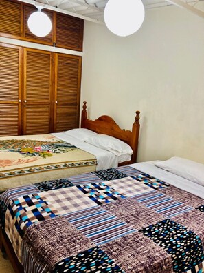 Shared Dormitory, 5 Bedrooms, Smoking, Garden View - Room-charming Holiday House Room in Jard (Jardin)