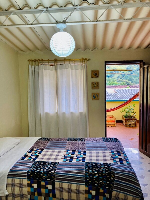 Shared Dormitory, 5 Bedrooms, Smoking, Garden View - Room-charming Holiday House Room in Jard (Jardin)