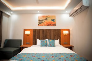 Deluxe-Doppelzimmer, Balkon, Stadtblick | Schreibtisch, kostenloses WLAN