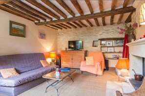 Smart-TV, Kamin, DVD-Player, Bücher