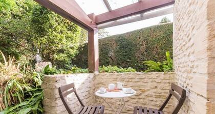 Gîte - Old stone house, enclosed garden - "Les Sureaux" (The Offices)