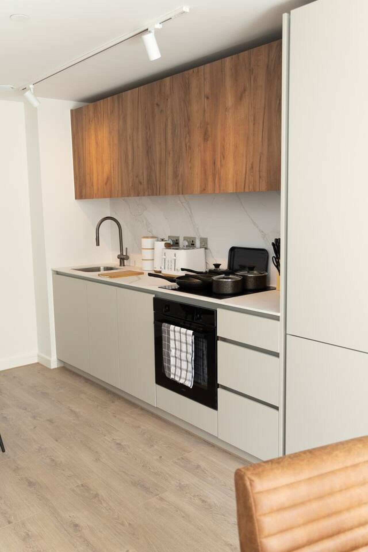 Coffee/tea maker, fridge, microwave, oven