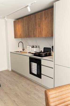 Microwave, oven, dishwasher, coffee/tea maker - Cosy 2-Bedroom Flat with workspace (West Midlands)