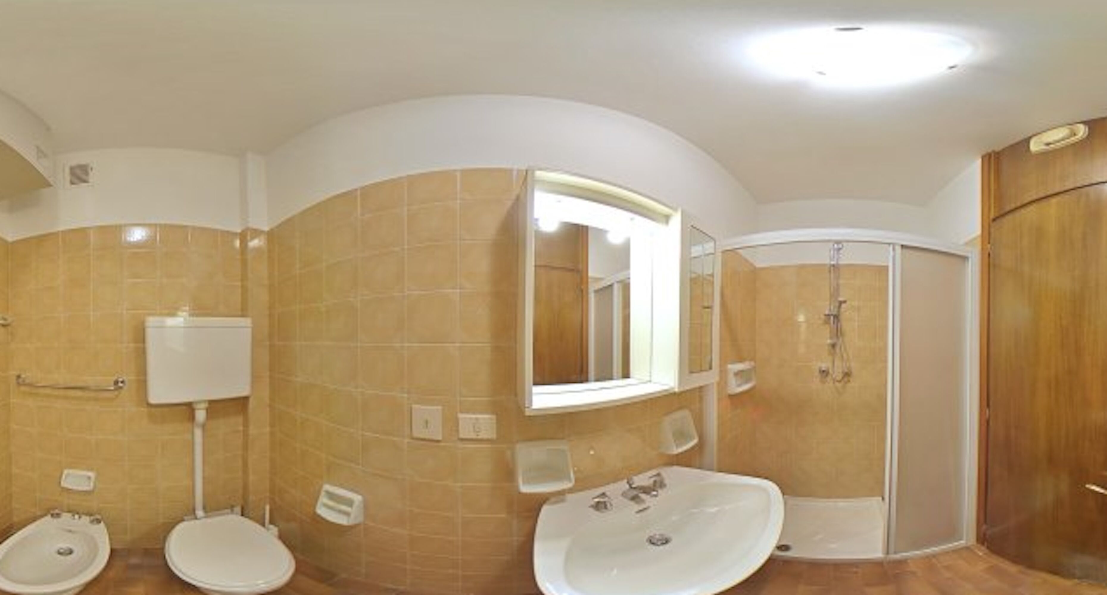 Une salle de bain avec deux lavabos, des toilettes, une douche et un miroir.