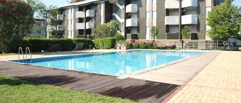 Una piscina al aire libre