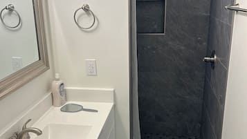 Douche, sĂšche-cheveux, serviettes fournies, savon