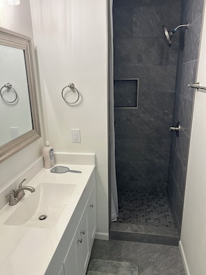 Shower, hair dryer, towels, soap - Marvelous 3-bedroom, newly renovated house with AC in charming Tyler (Tyler)