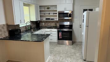 Micro-ondes, four, plaque de cuisson, lave-vaisselle